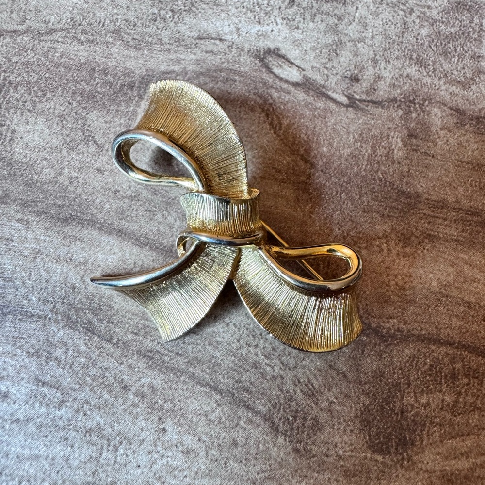 CMI Signed Vintage Gold Tone Ribbon Brooch Old Money Classic Elegance Neutral